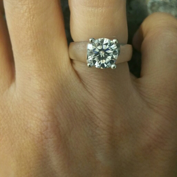 Charles & Colvard 2ct Moissanite ring 14kt gold - Picture 1 of 8